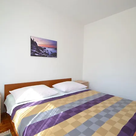 Holiday Ena Mali Iž