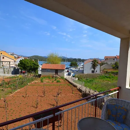 Holiday Ena Ferienhaus Mali Iž